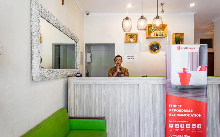 RedDoorz near Alun Alun Bandung 2