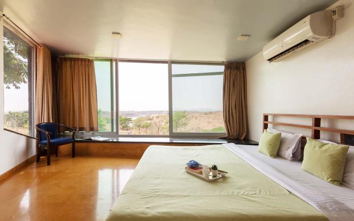 Stone House Bezze by StayVista with Lake view, Jacuzzi & Lawn - your perfect getaway