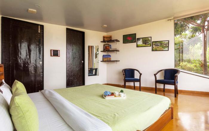 Stone House Bezze by StayVista with Lake view, Jacuzzi & Lawn - your perfect getaway