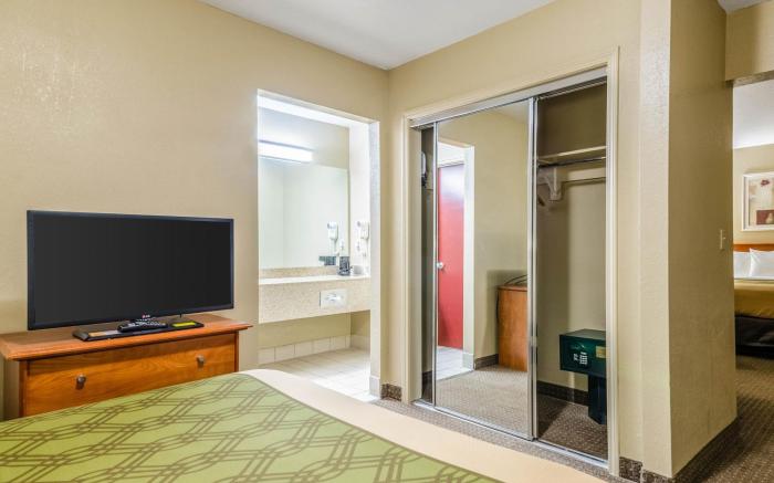 Econo Lodge  Inn & Suites I-35 at Shawnee Mission