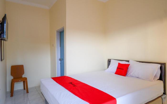 RedDoorz near GOR Satria 3