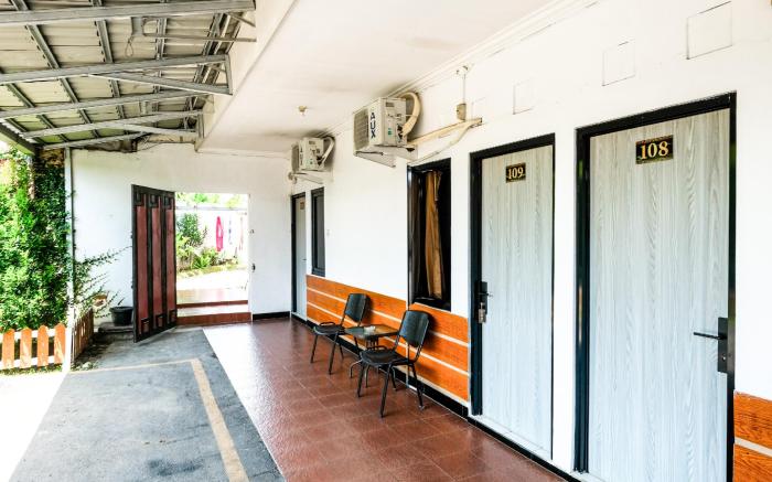 RedDoorz near GOR Satria 3