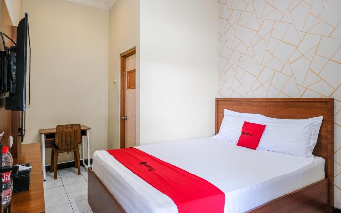 RedDoorz near GOR Satria 3