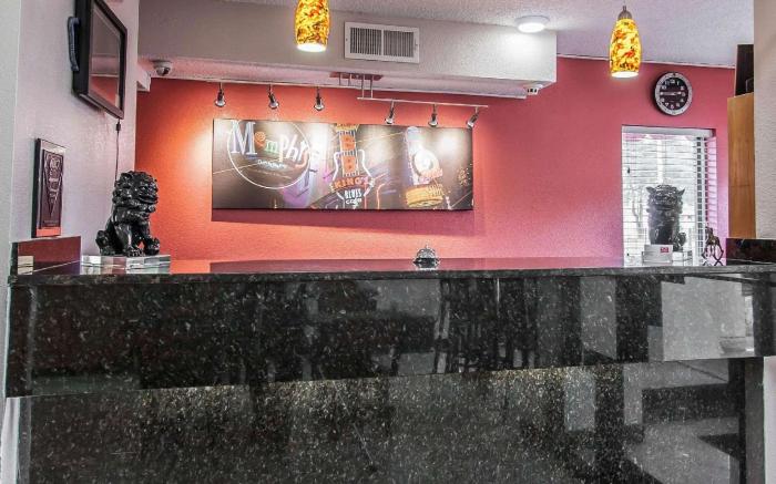 Econo Lodge Inn & Suites