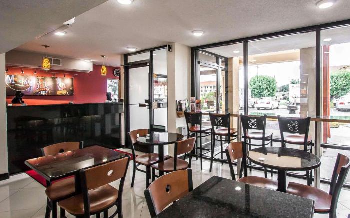 Econo Lodge Inn & Suites