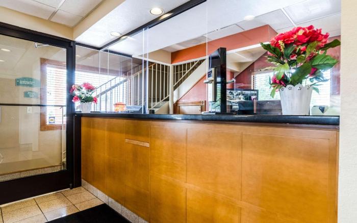 Econo Lodge  Inn & Suites I-35 at Shawnee Mission