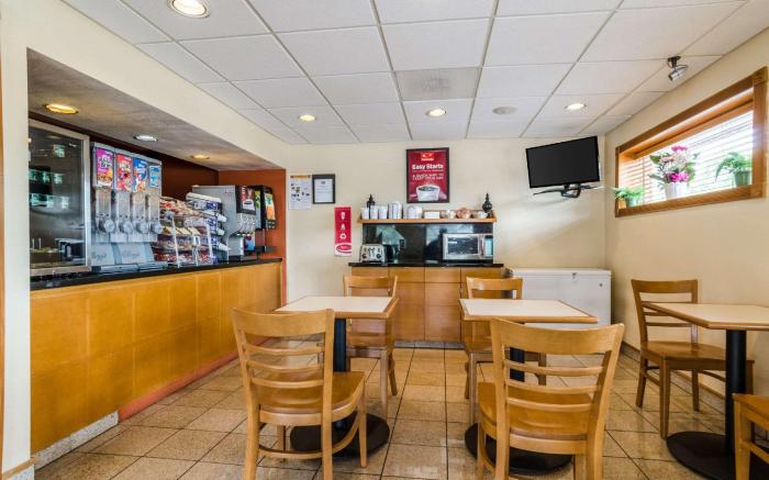 Econo Lodge  Inn & Suites I-35 at Shawnee Mission