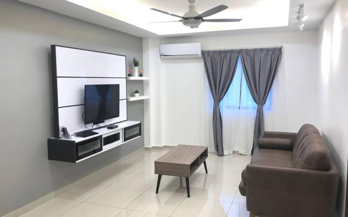 Luminous ~ Walking Distance to SEE, SHOP and EAT!