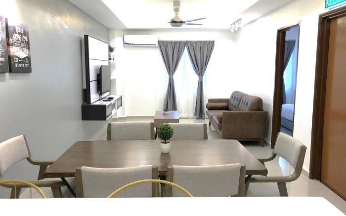 Luminous ~ Walking Distance to SEE, SHOP and EAT!