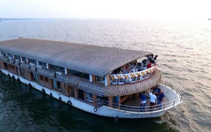 Upper Deck Houseboats