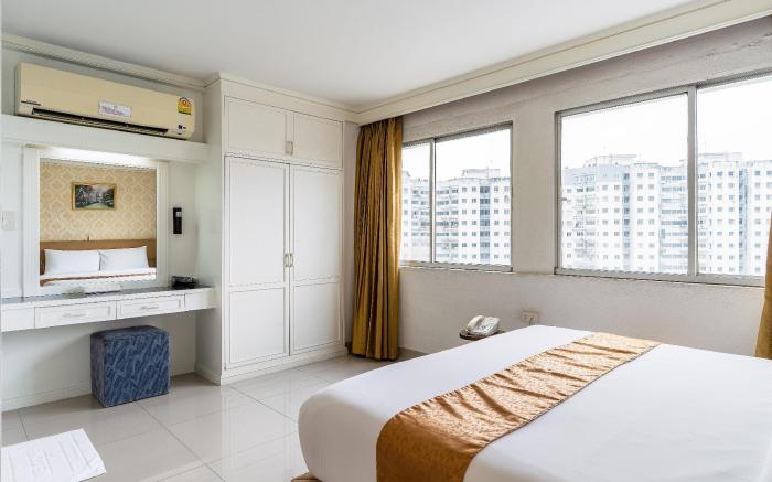 Summit Pavilion Hotel