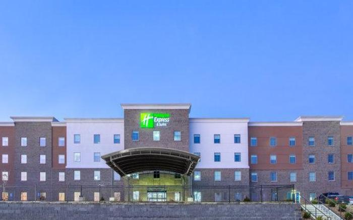 Holiday Inn Express & Suites Shawnee-Kansas City West By IHG