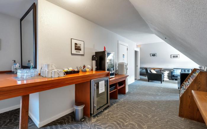College Inn - European-Style Hotel