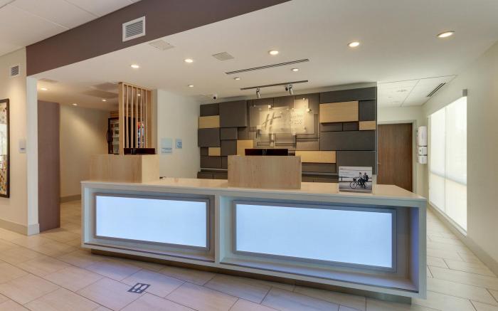 Holiday Inn Express & Suites Roanoke - Civic Center By IHG