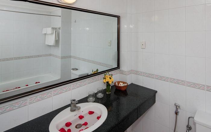 Lucky Hotel Hang Trong Street