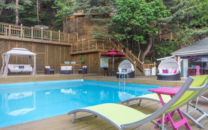 Couple stars in Forest