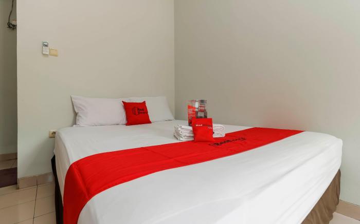 RedDoorz Plus @ Karet Pedurenan 3