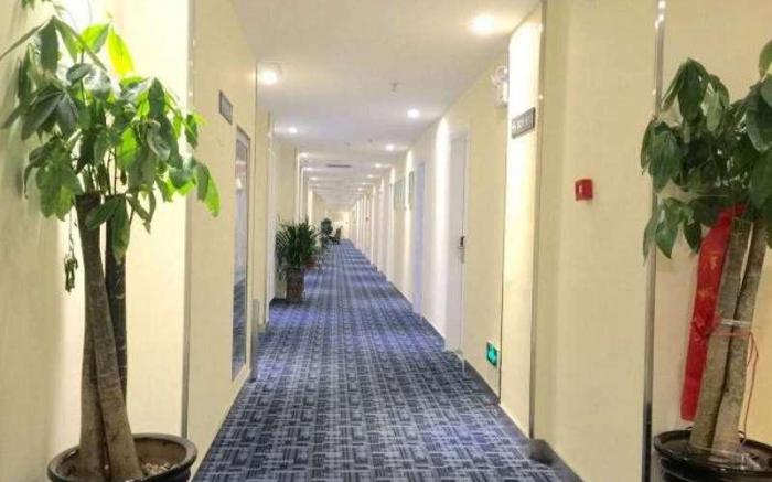 7 Days Inn Yingshang Lanxing Building Materials Market