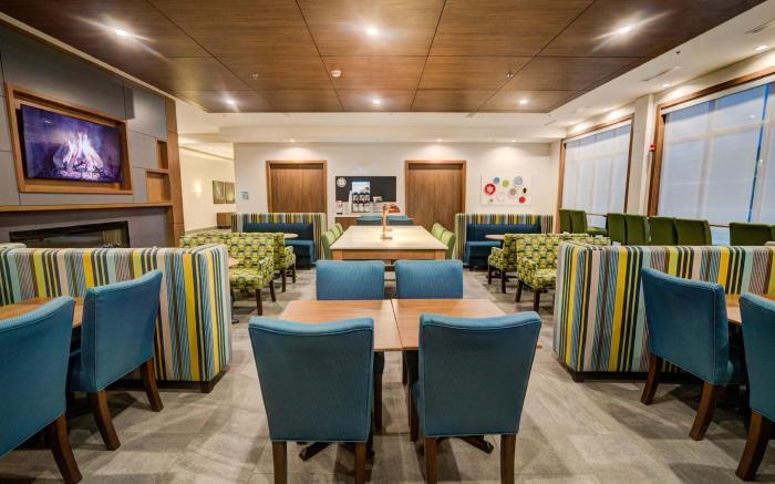 Holiday Inn Express & Suites West Edmonton-Mall Area By IHG