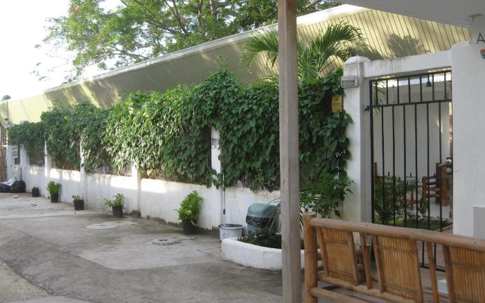 Alona Gecko Inn