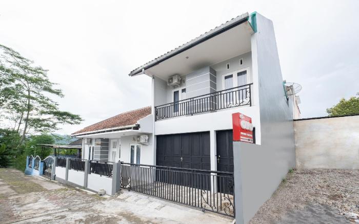 Super OYO 2727 Nareswari Guest House Syariah