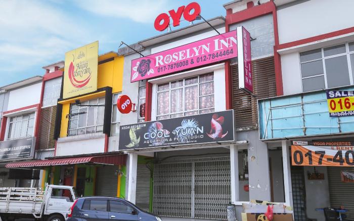 OYO 89772 Roselyn Inn