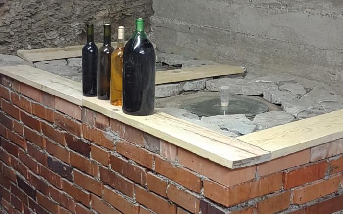Roofs: wine and rooms