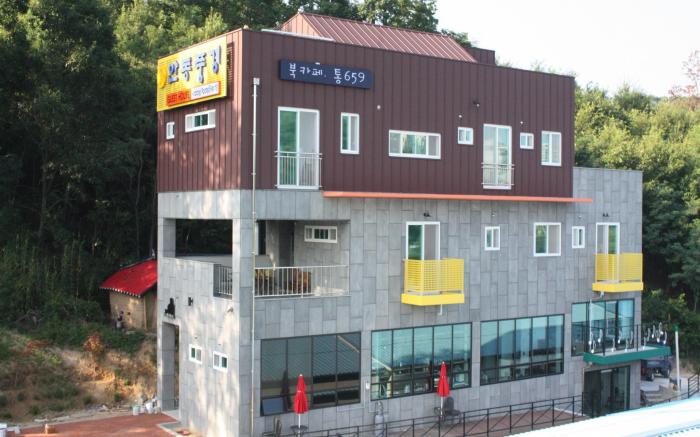 Andong Poonggyung Hostel N Library