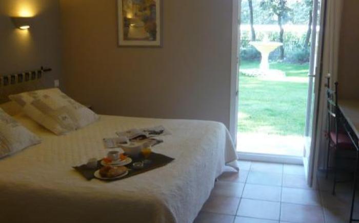 Logis Hotel La Bastide De Grignan & Restaurant "La Chenaie"