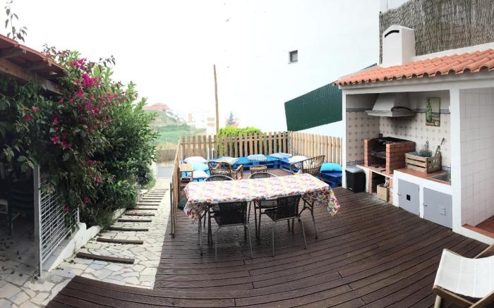 Ericeira Chill Hill Hostel and Private Rooms - Peach Garden