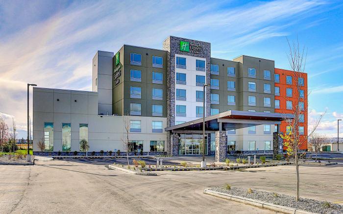 Holiday Inn Express and Suites Calgary Airport Trail NE By IHG