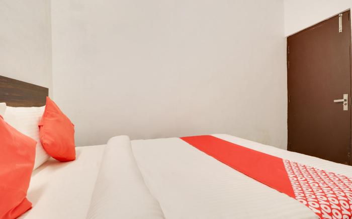 Hotel O The Velvet Chinhat Tiraha