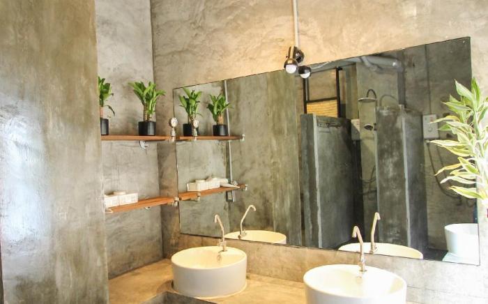 Thonglor travellers' hostel and cafe'