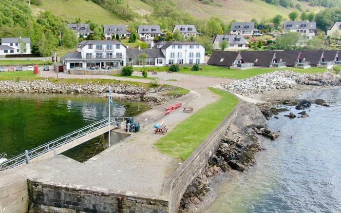 Hollytree Hotel and Swimming Pool