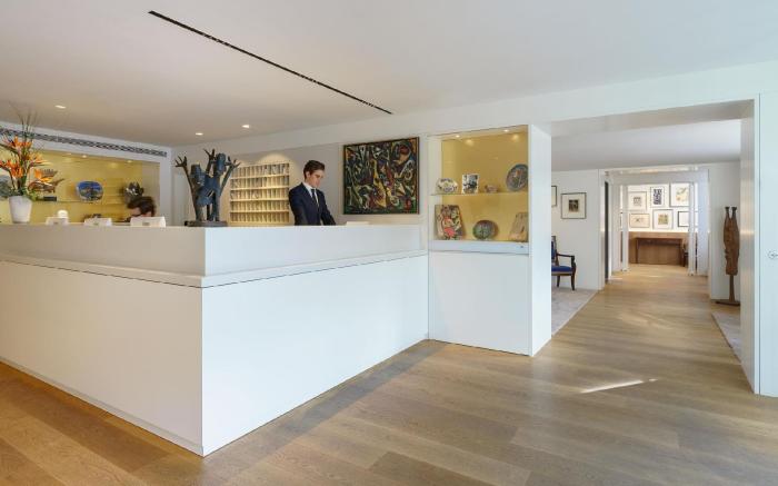 Ambassade Hotel