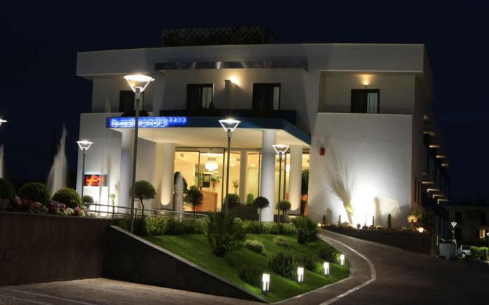La Costiera Hotel