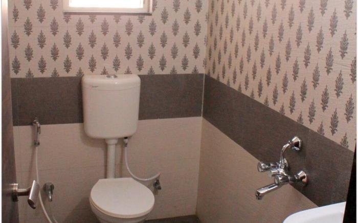 Sanitized Spacious room with Queen bed, AC, Pune