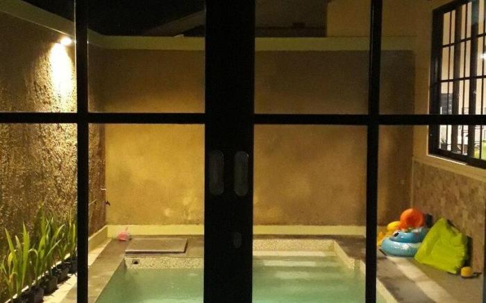 Omah Wilis: homestay with private pool in Batu