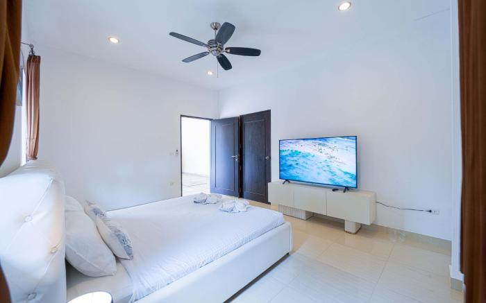 Six Bedroom Luxury Villa on Golf Course (PH125)