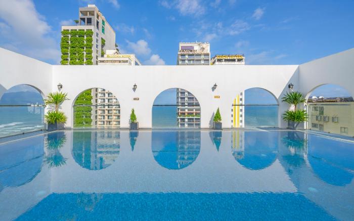 Golden Lotus Hotel Da Nang - Rooftop Bar Sea View