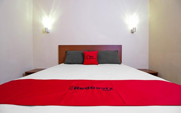 RedDoorz Near Trans Studio Mall 2