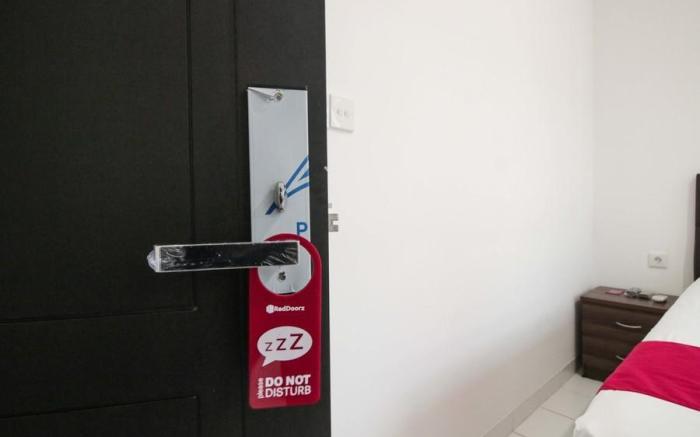 RedDoorz @ Ruko ITC Roxy Mas