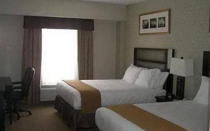 Holiday Inn Express Hotel & Suites Ottawa Airport By IHG