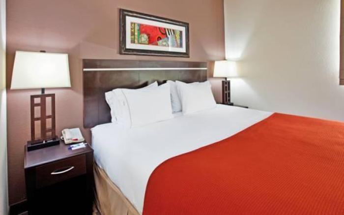 Holiday Inn Express Hotel and Suites Lincoln Airport By IHG