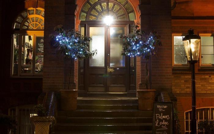 Palmers Lodge: Swiss Cottage