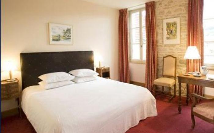 Castel de Tres Girard - Hotel & Restaurant - Teritoria