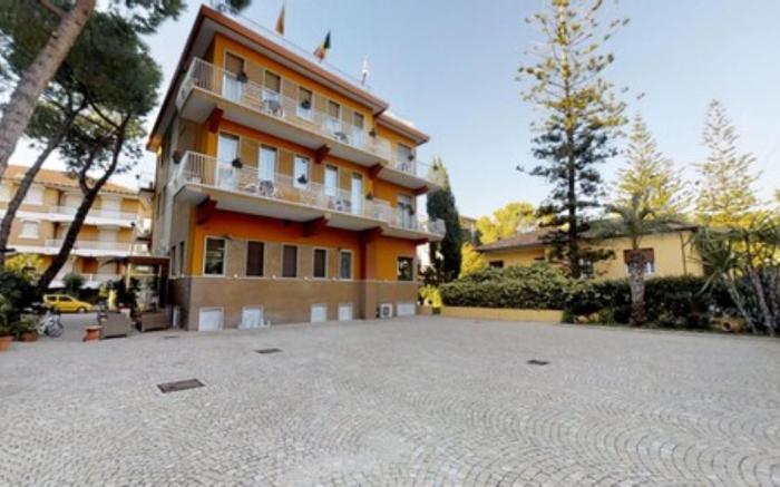 Gold Hotel