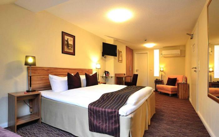 Comfort Hotel tom Kyle