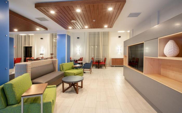 Holiday Inn Express & Suites Phoenix - Glendale Sports Dist By IHG