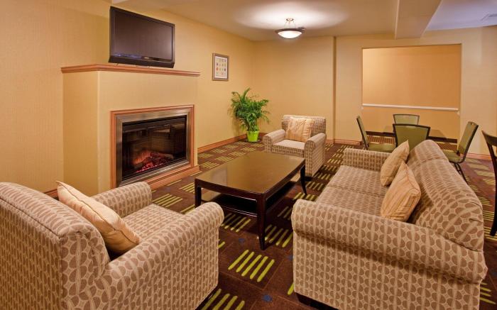 Holiday Inn Express Hotel & Suites Kansas City Sports Complex By IHG